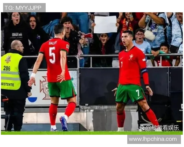 足球明星在球场上展现精彩绝技的激情瞬间视频集锦